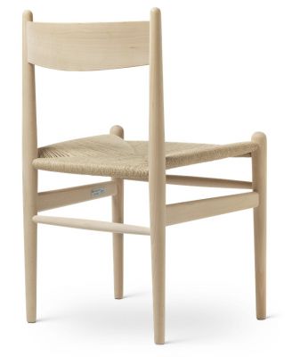 CH36 Stuhl von Carl Hansen & Søn: Holzstuhl ohne Armlehnen mit geflochtener Sitzfläche.